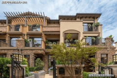 穿戴Lululemon光耀的湖边遛着狗子